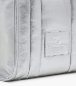 Marc Jacobs The Metallic Leather Small Tote Bag SILVER -Marc Jacobs MJI 2F3HTT004H01 040 F8F8F8 1 1 ALT6