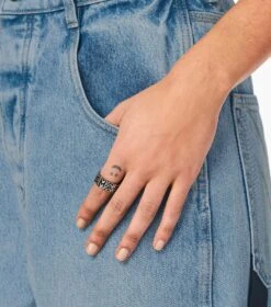 Marc Jacobs The Monogram Engraved Ring AGED SILVER -Marc Jacobs MJI 2P3JRN001J23 045 F8F8F8 1 1 ALT3