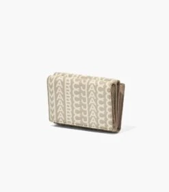 Marc Jacobs The Monogram Medium Trifold Wallet KHAKI -Marc Jacobs MJI 2P3SMP055S01 223 F8F8F8 1 1 ALT1