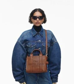 Marc Jacobs The Leather Small Tote Bag ARGAN OIL -Marc Jacobs MJI H009L01SP21 212 F8F8F8 1 1 ALT1
