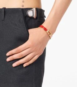 Marc Jacobs The J Marc Hinge Bangle TRUE RED MULTI/GOLD -Marc Jacobs MJI J103MT8PF22 949 F8F8F8 1 1 ALT1