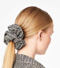 Marc Jacobs The Monogram Jacquard Scrunchie NATURAL JACQUARD -Marc Jacobs MJI J509M03FA22 299 F8F8F8 1 1 ALT1