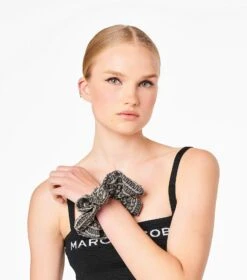 Marc Jacobs The Monogram Jacquard Scrunchie NATURAL JACQUARD -Marc Jacobs MJI J509M03FA22 299 F8F8F8 1 1 ALT2
